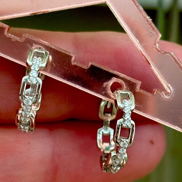 925 Sterling Silver Chain Link Huggie Earrings - Picture 4 of 5